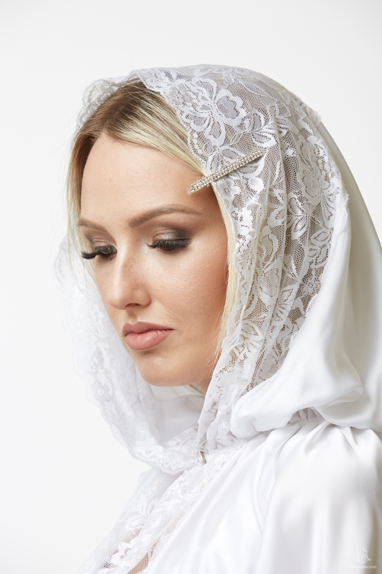 Девушки в белом платке. Платок на голову. Православный платок на голову. Платок в Церковь. Платок на голову для церкви.